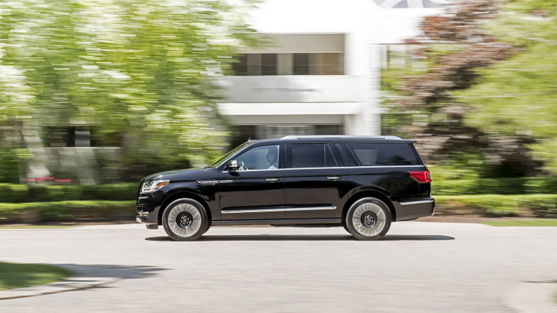 Illustration for article titled Only When The Extended-Length Lincoln Navigator Is 50 Feet Long Will America Return To Greatness